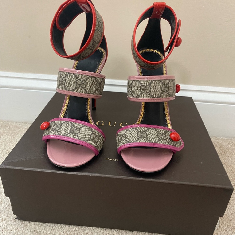 Beautiful Gucci sandals size 38
